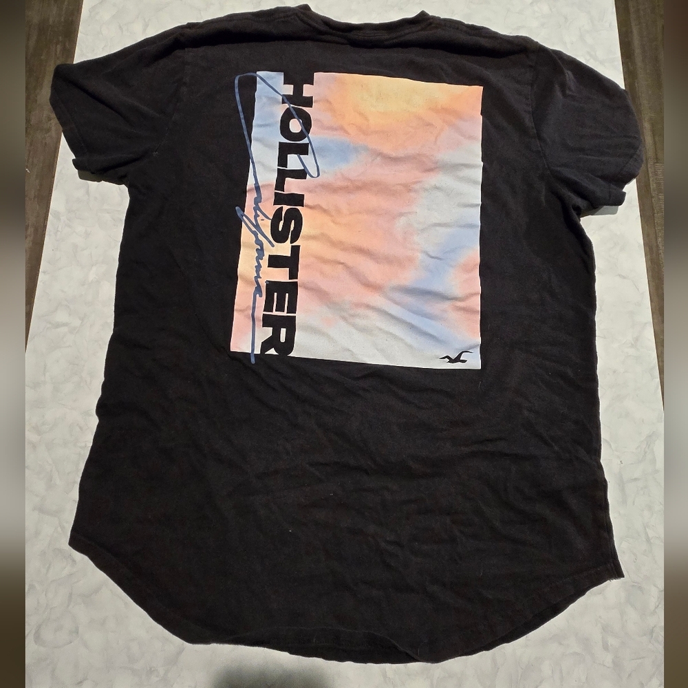 Hollister Men's Black Tee with Graphic And Logo Size L